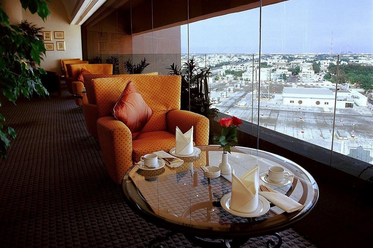 Le Meridien Jeddah Jidá Restaurante foto The lounge at the airport