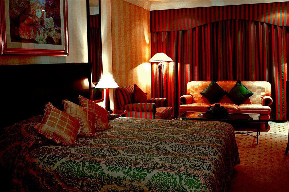 Le Meridien Jeddah Jidá Exterior foto A bedroom at the hotel